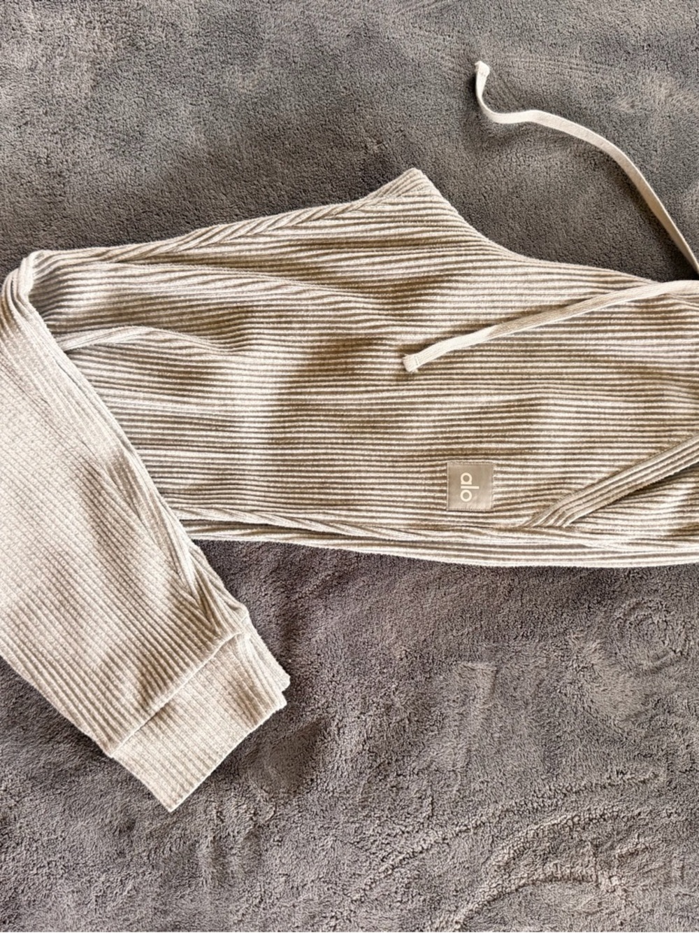 ALO Yoga Muse Sweatpant in heather gray